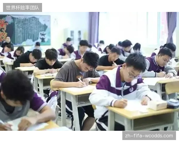 热身赛暴露的防空问题必须引起重视,否则在面对传中出色的球队时将付出沉重代价。 热身赛暴露的防空问题必须引起重视,否则在面对传中出色的球队时将付出沉重代价。